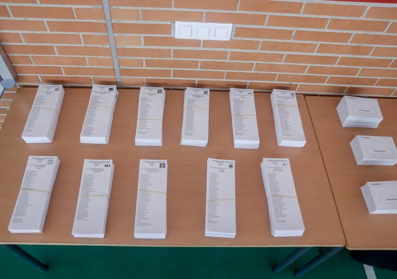 Archivo - Papeletas electorales de distintos partidos en el CEIP Emperador Carlos V de Getafe que este año actúa como colegio