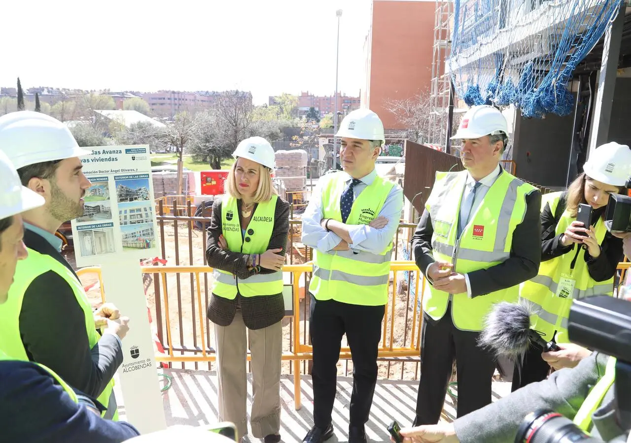 La alcaldesa de Alcobendas, Rocío García Alcántara, junto a al Diputado Nacional del PP, Elías Bendodo, visitando las viviend