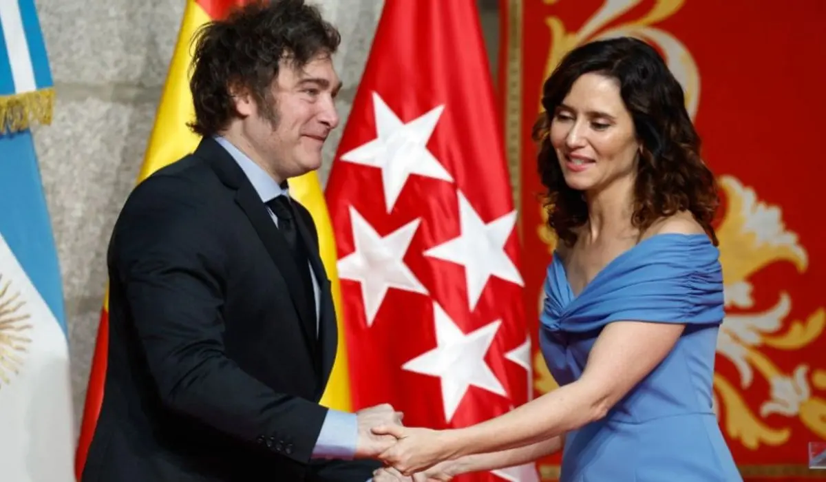 Isabel Díaz Ayuso y Milei en 2024, cuando la presidenta le entregó la Medalla Internacional de la Comunidad de Madrid
