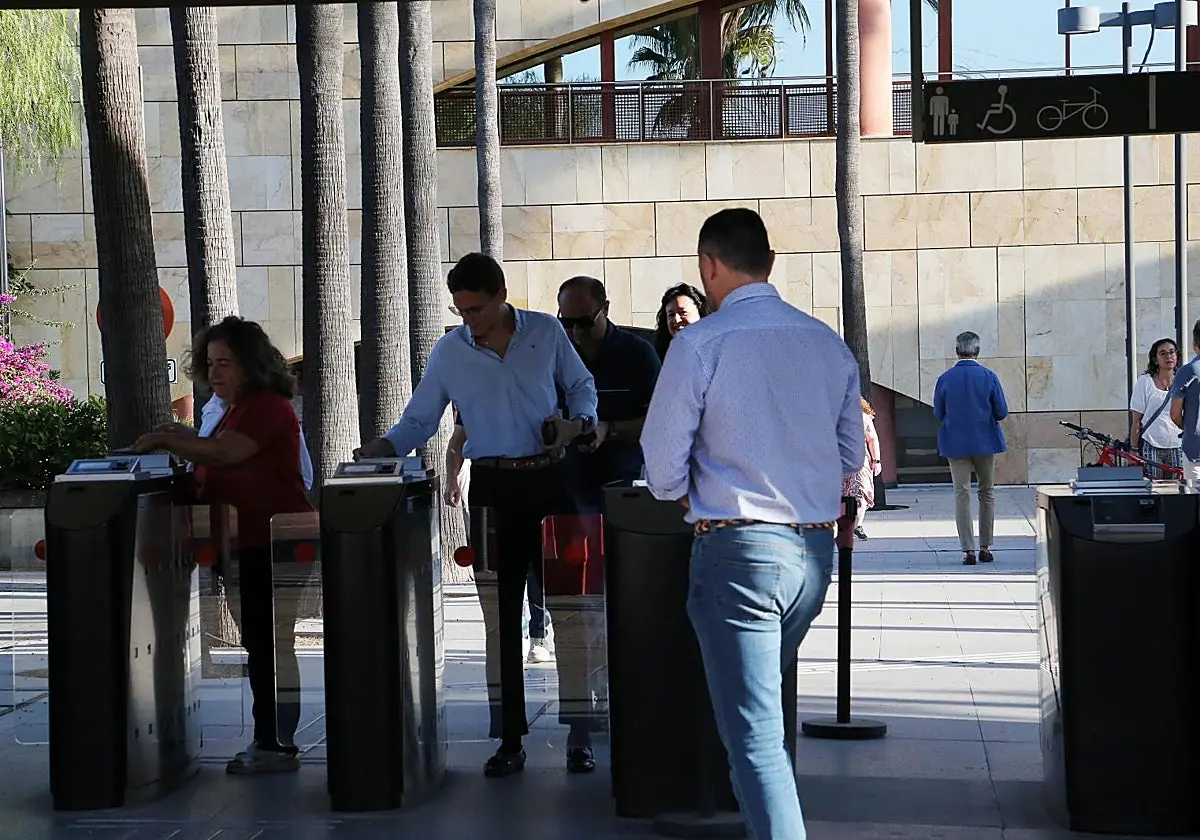 Empleados públicos accediendo a la sede administrativa de la Junta de Andalucía en Torretriana, en la Cartuja de Sevilla. Emp