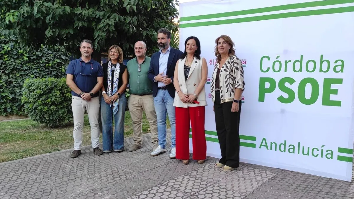 El número dos del PSOE por Córdoba renuncia para facilitar un pacto con Frente Amplio Juanma Poyato (izda.), junto a los cand