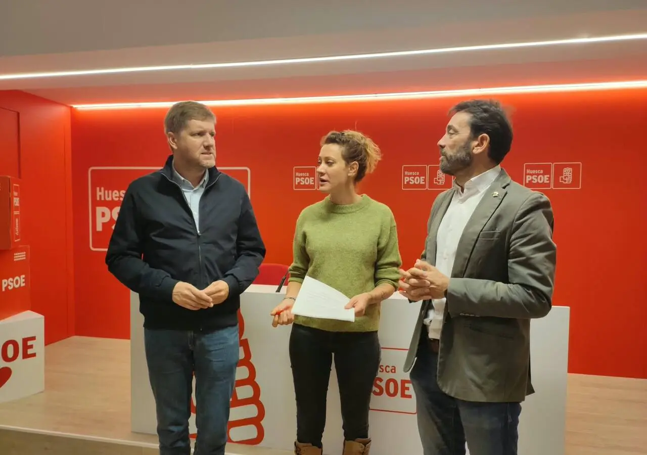 El diputado socialista, Marcel Iglesias; la alcaldesa de Biescas, Lorena Cajal; y el alcalde de Aínsa, Enroque Pueyo. / Iulia