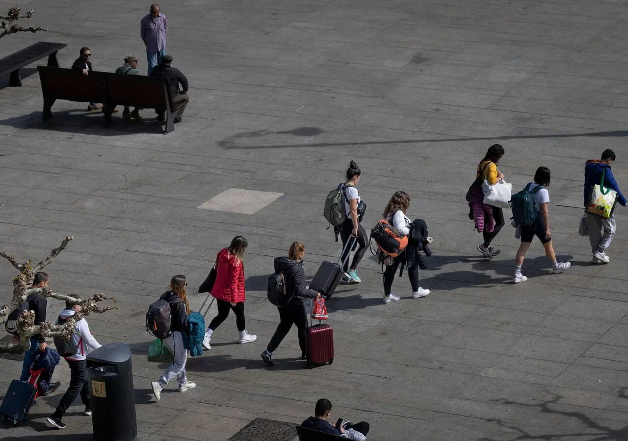 Turistas por el centro de Pamplona / Villar López (EFE)