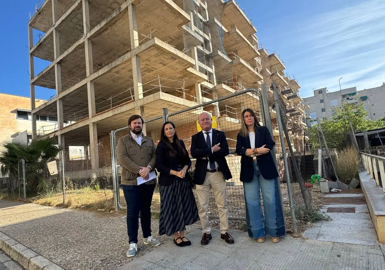 El alcalde de Antequera junto a miembros del PP junto a los terrenos del nuevo cuartel de la Guardia Civil / Fernando Gonzále