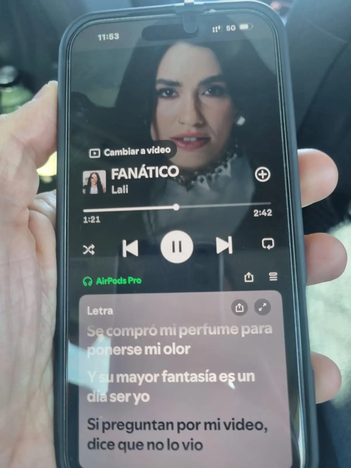 Sánchez responde a Milei recomendando con una canción argentina que le parodia como «fanático»