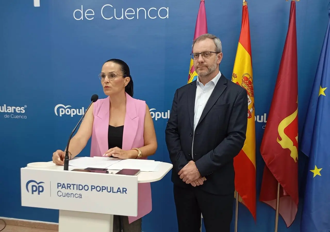 Raquel Oliver, junto a Cayetano Solana en una rueda de prensa / Cadena SER