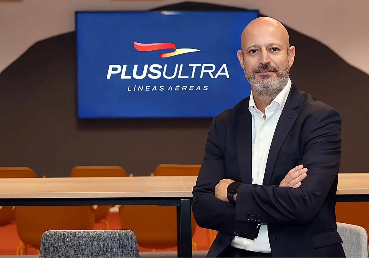 Julio Martínez, junto al logo de Plus Ultra Julio Martínez, junto al logo de Plus Ultra. (Roberto Roselli)