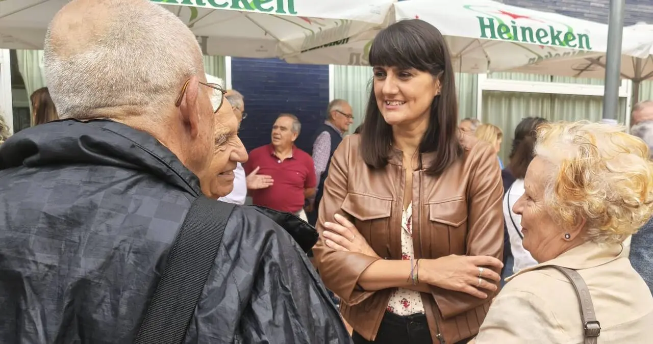 La candidata del PSOE al Congreso por Murcia, María González Veracruz, charla con pensionistas en Murcia / Cadena Ser
