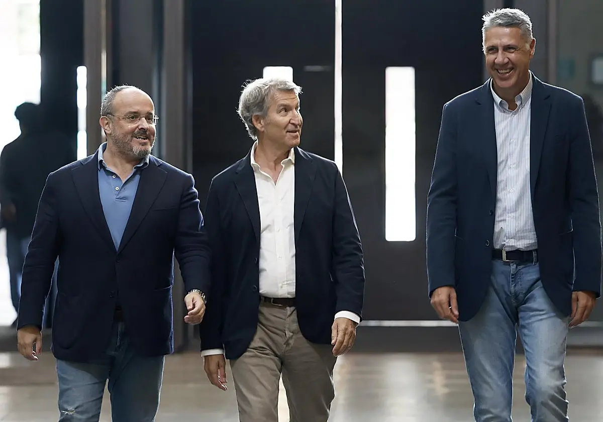 Alejandro Fernández, Alberto Núñez Feijóo y Xavier García Albiol, el domingo, en Barcelona. Alejandro Fernández, Alberto Núñe