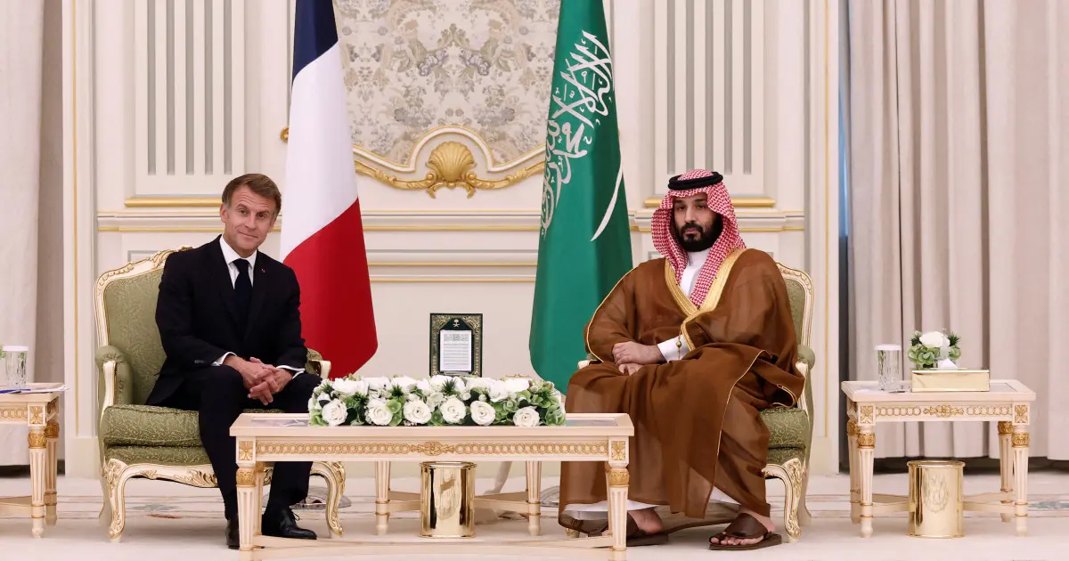 Macron acuerda con Arabia Saudí prorrogar el suministro adicional de diésel a Francia