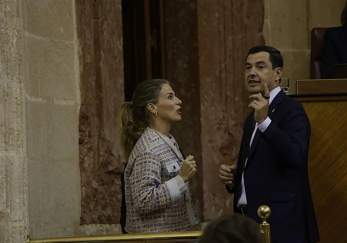 Juanma Moreno y Ana Mestre observan cómo ha quedado la capilla recién restaurada Juanma Moreno y Ana Mestre observan cómo ha