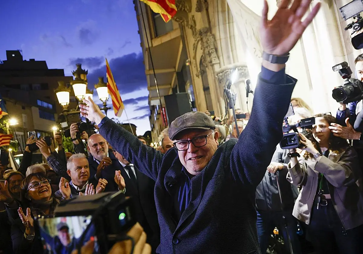 Lluís Puig vuelve a España tras la amnistía y es recibido en Tarrasa