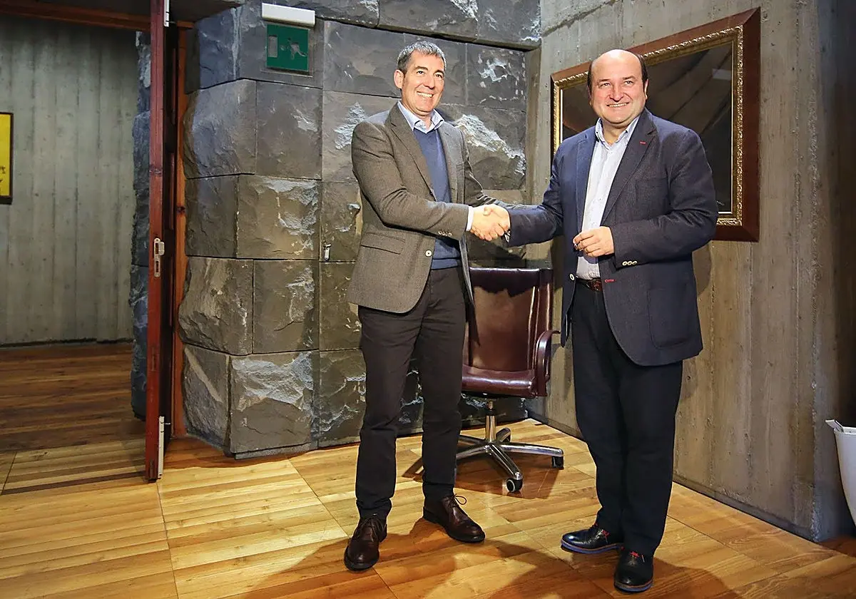 El expresidente del PNV, Andoni Ortuzar, con el presidente canario, Fernando Clavijo. El expresidente del PNV, Andoni Ortuzar