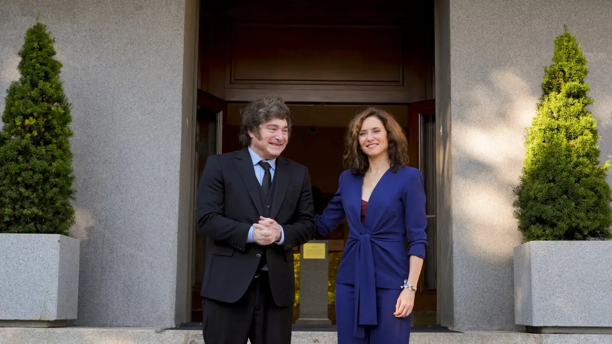 Exteriores tacha de «indigna» la visita de Milei, que llamó «impresentable dictador» a Sánchez y se reunió con Ayuso