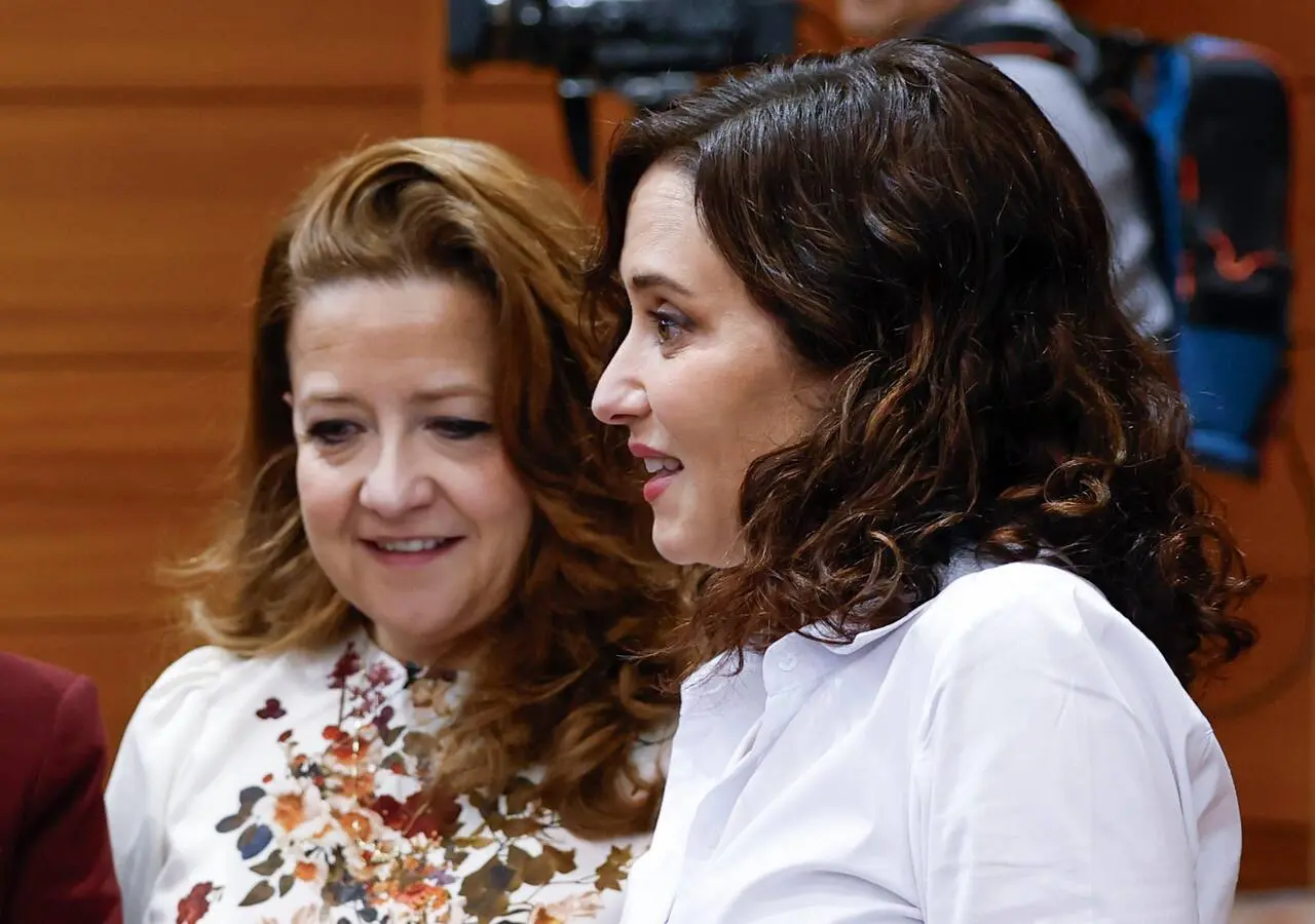 La presidenta de la Comunidad de Madrid, Isabel Díaz Ayuso junto a la consejera de Sanidad, Fátima Matute / Chema Moya (EFE)