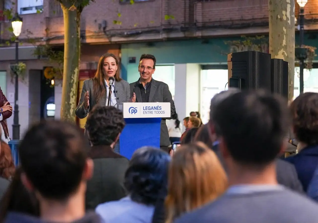 Ester Muñoz, portavoz del PP en el Congreso, junto al alcalde de Leganés, Miguel Ángel Recuenco, durante el mitin este miérco