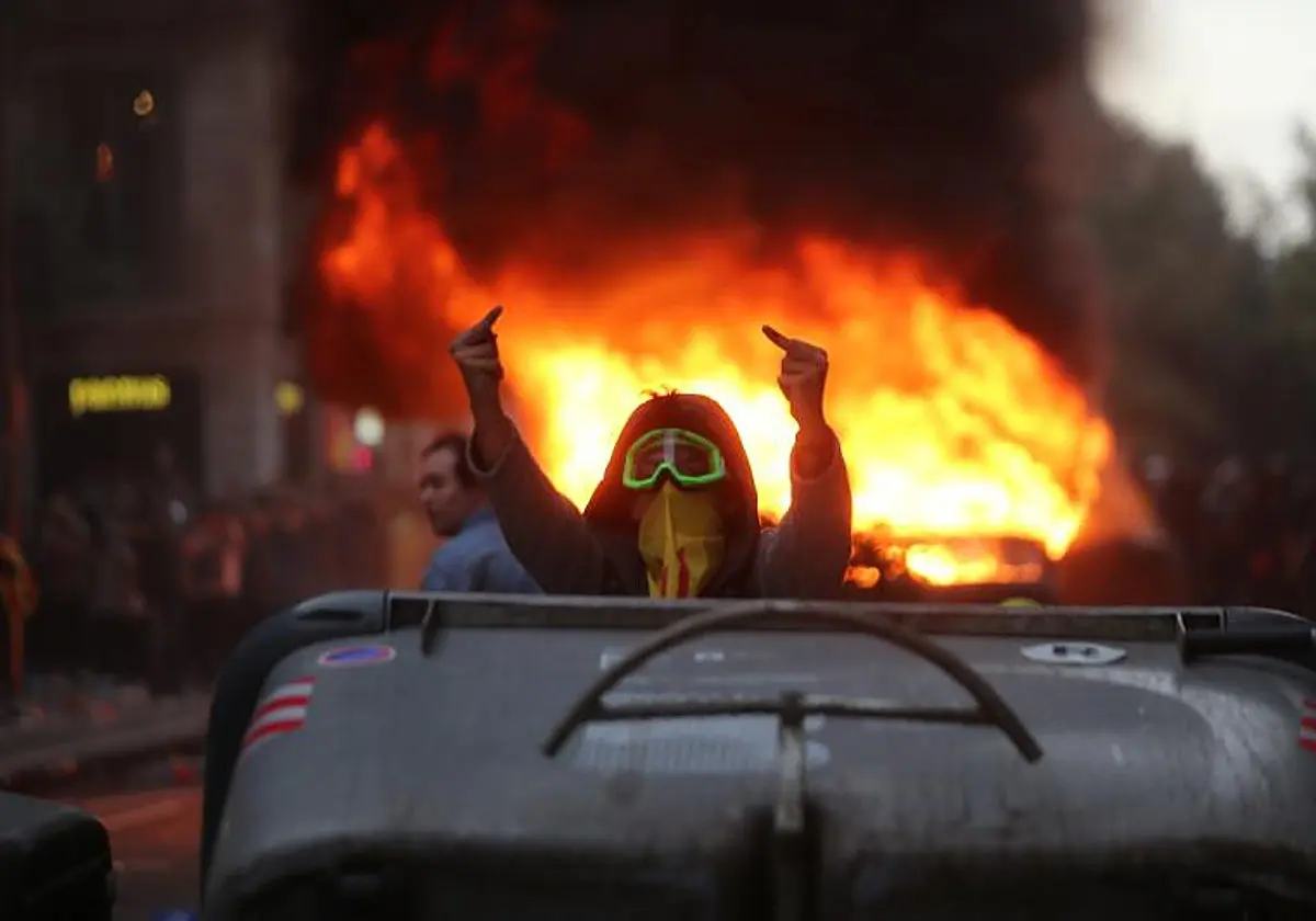 Un participante en los disturbio de octubre de 2019 en las calles de Barcelona. Un participante en los disturbio de octubre d