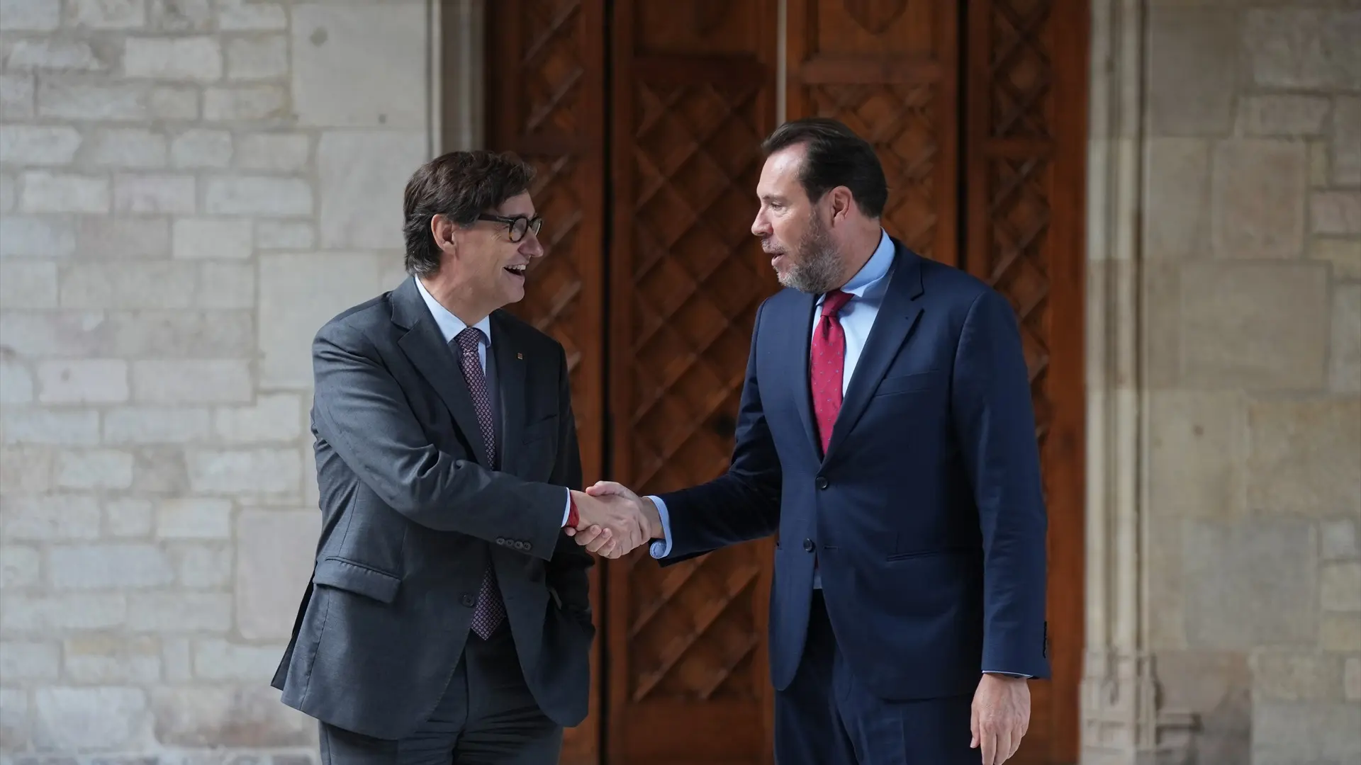 El presidente de la Generalitat de Catalunya, Salvador Illa, y el ministro de Transportes y Movilidad Sostenible, Óscar Puent