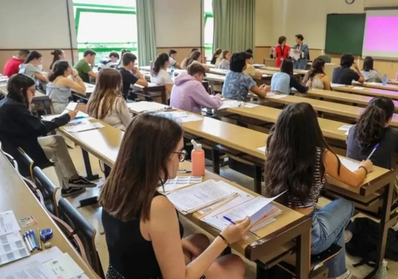 Estudiantes en un centro (EFE).