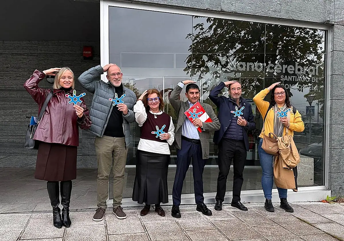 Pedro Blanco, con carpeta roja, tras su visita a una asociación en la mañana del miércoles Pedro Blanco, con carpeta roja, tr