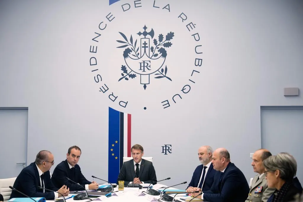 Macron anuncia la prohibición de las manifestaciones no sindicales
