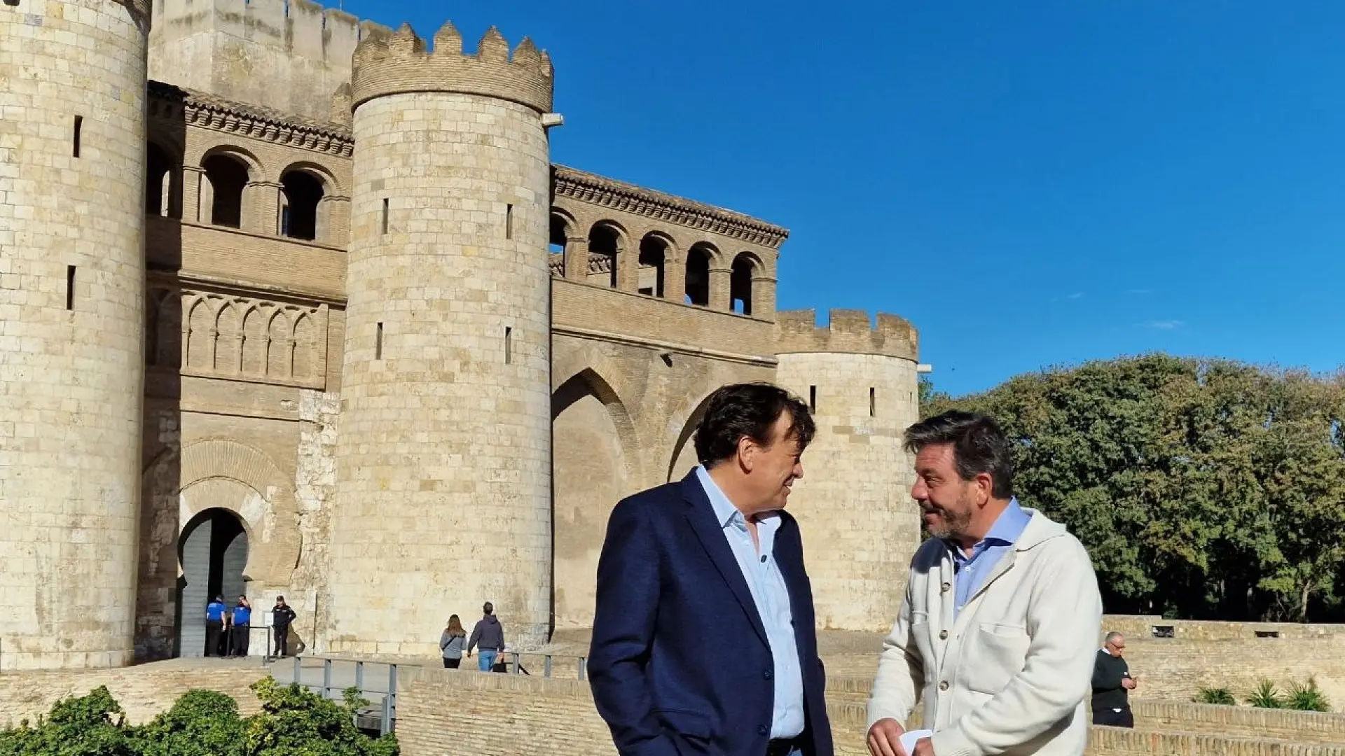 Tomás Guitarte, coordinador de Teruel Existe, y Valero Aguayos, de Aragón Existe, frente a las Cortes