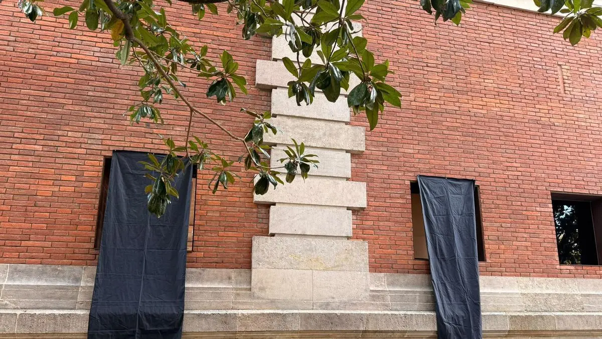 El Parlament tapa los carteles de Vox que tachan a Companys de «asesino» durante su homenaje