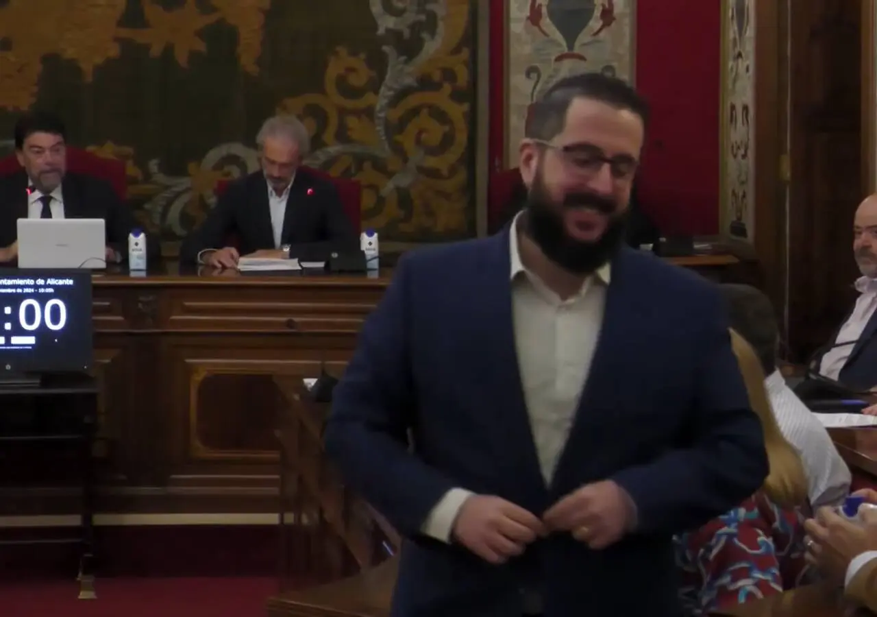Imagen de archivo del edil de Vox, Mario Ortolá, en el Salón de Plenos del Ayuntamiento de Alicante / Cadena SER