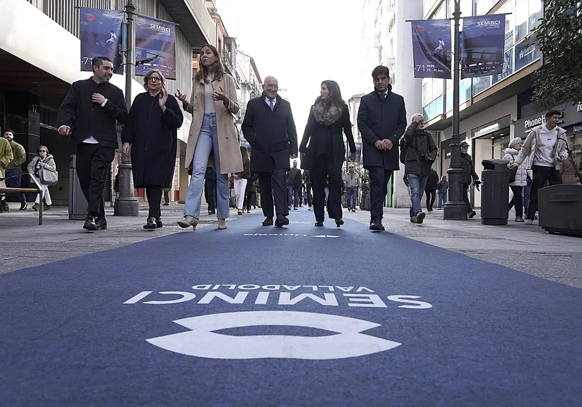 El alcalde de Valladolid, Jesús Julio Carnero, y la concejala Blanca Jiménez pasean sobre la alfombra de Seminci en el centro