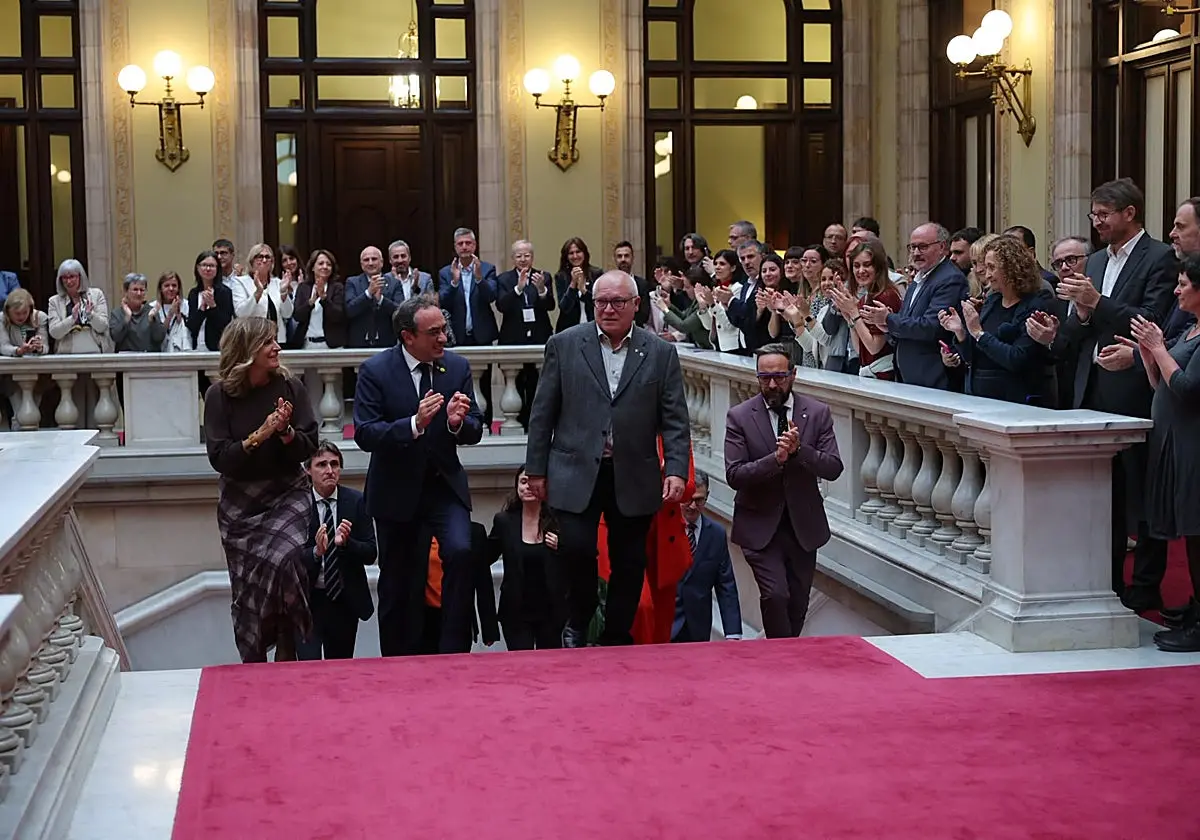 Lluís Puig, acompañado de Josep Rull y la comitiva de recepción, subiendo las escaleras del Parlament. Lluís Puig, acompañado