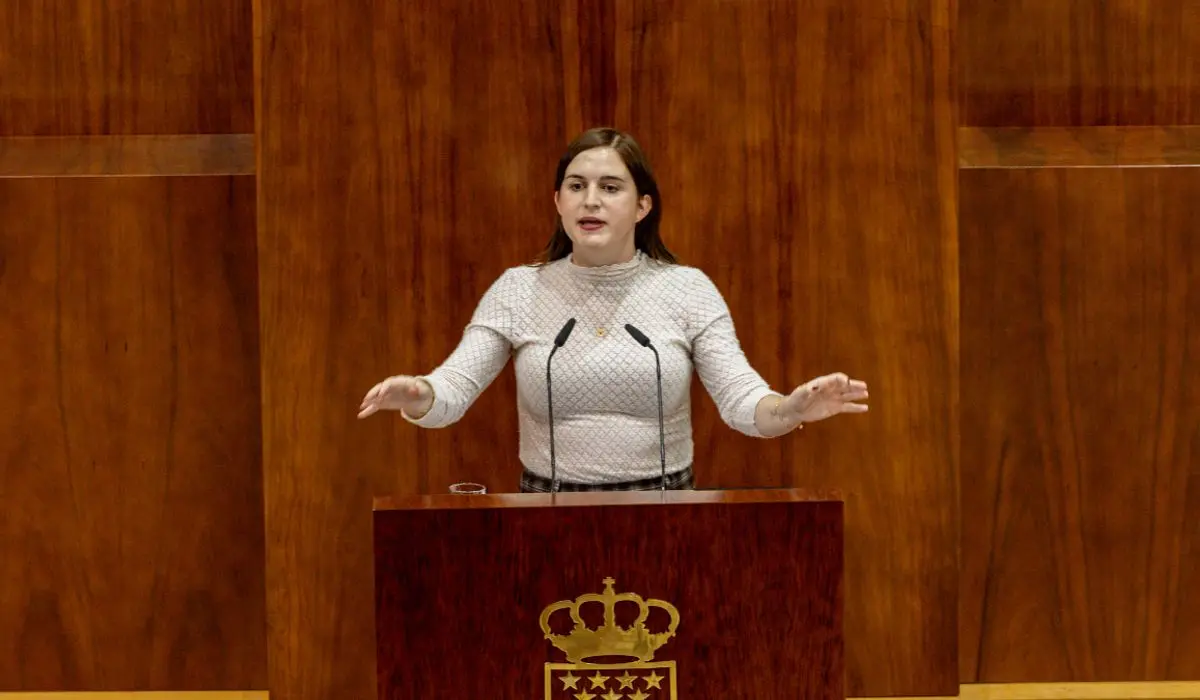 Jimena González en la tribuna de la Asamblea de Madrid
