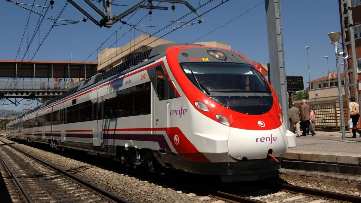 UGT y CCOO piden fijar unos servicios mínimos de transporte para la huelga general del 11-N Tren de Cercanías de Madrid, en f