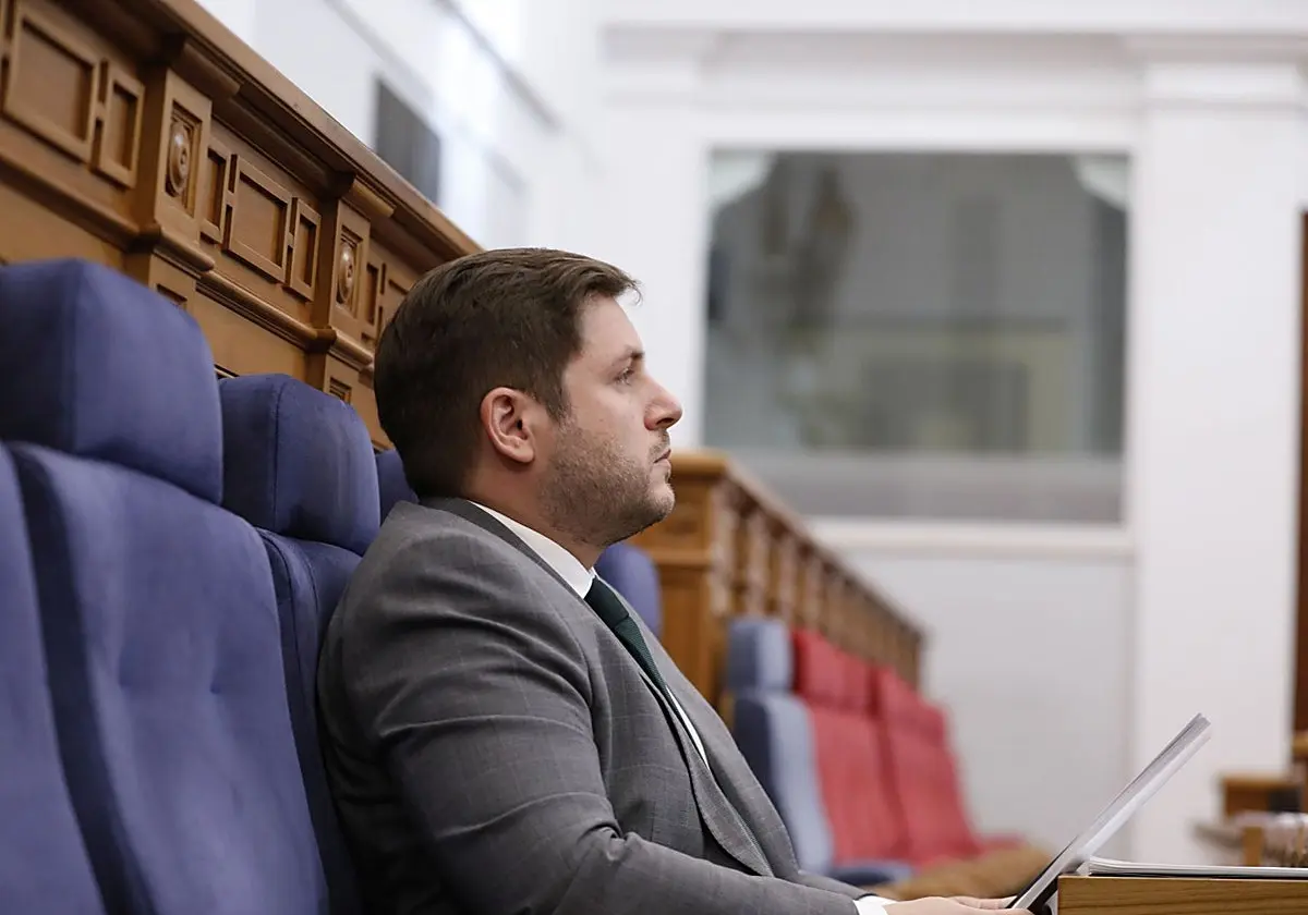 El consejero de Fomento, Nacho Hernando, sigue el debate desde el salón de plenos de las Corte. El consejero de Fomento, Nach