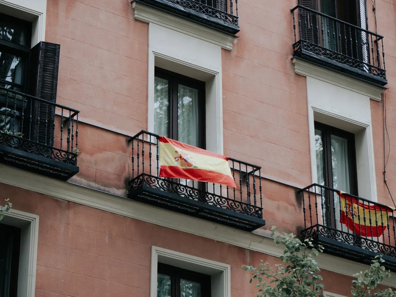 La Junta de Andalucía da al título de familia monoparental deducciones en el IRPF y prioridad en colegios y ayudas al alquiler