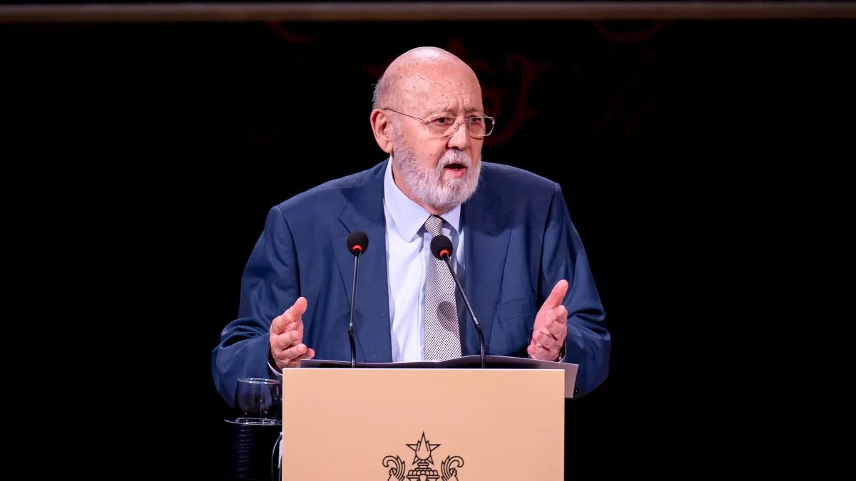 La JEC da un tirón de orejas a Tezanos por no informar en plazo del último barómetro del CIS El presidente del Centro de Inve