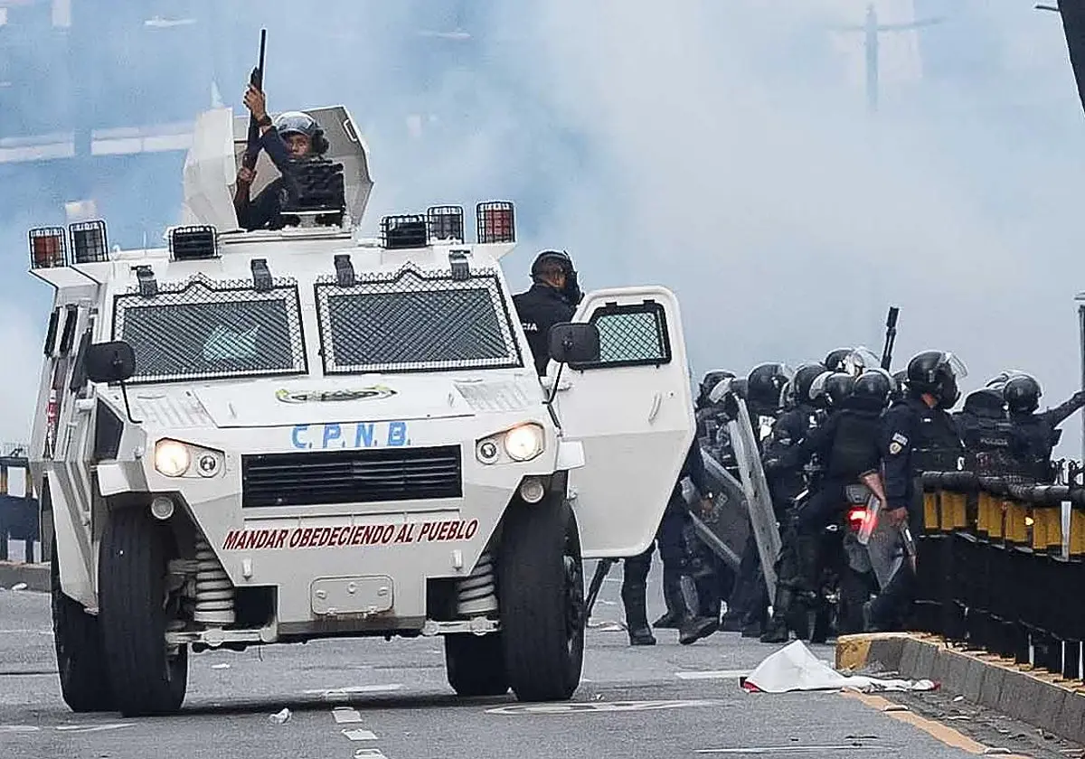 La Policía Nacional Bolivariana carga contra manifestantes opositores durante una protesta en Caracas. La Policía Nacional Bo
