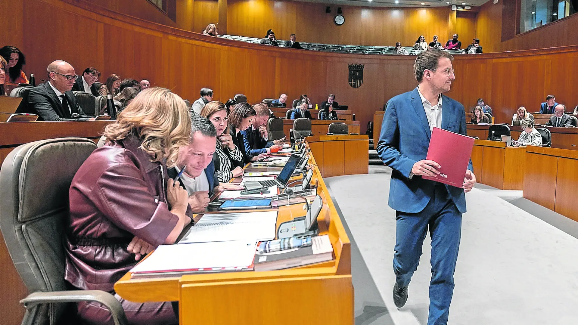 Jorge Pueyo (CHA) cruza frente a Pilar Alegría (PSOE) en la sesión de ayer del pleno de las Cortes