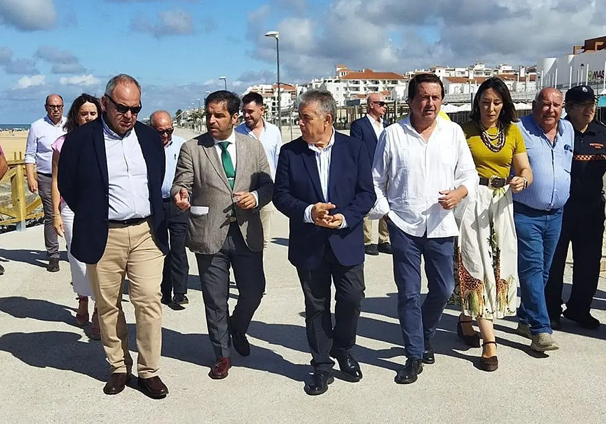 El alcalde de Almonte, Paco Bella (en el centro), visitando el reconstruido paseo marítimo de Matalascañas el pasado junio. E