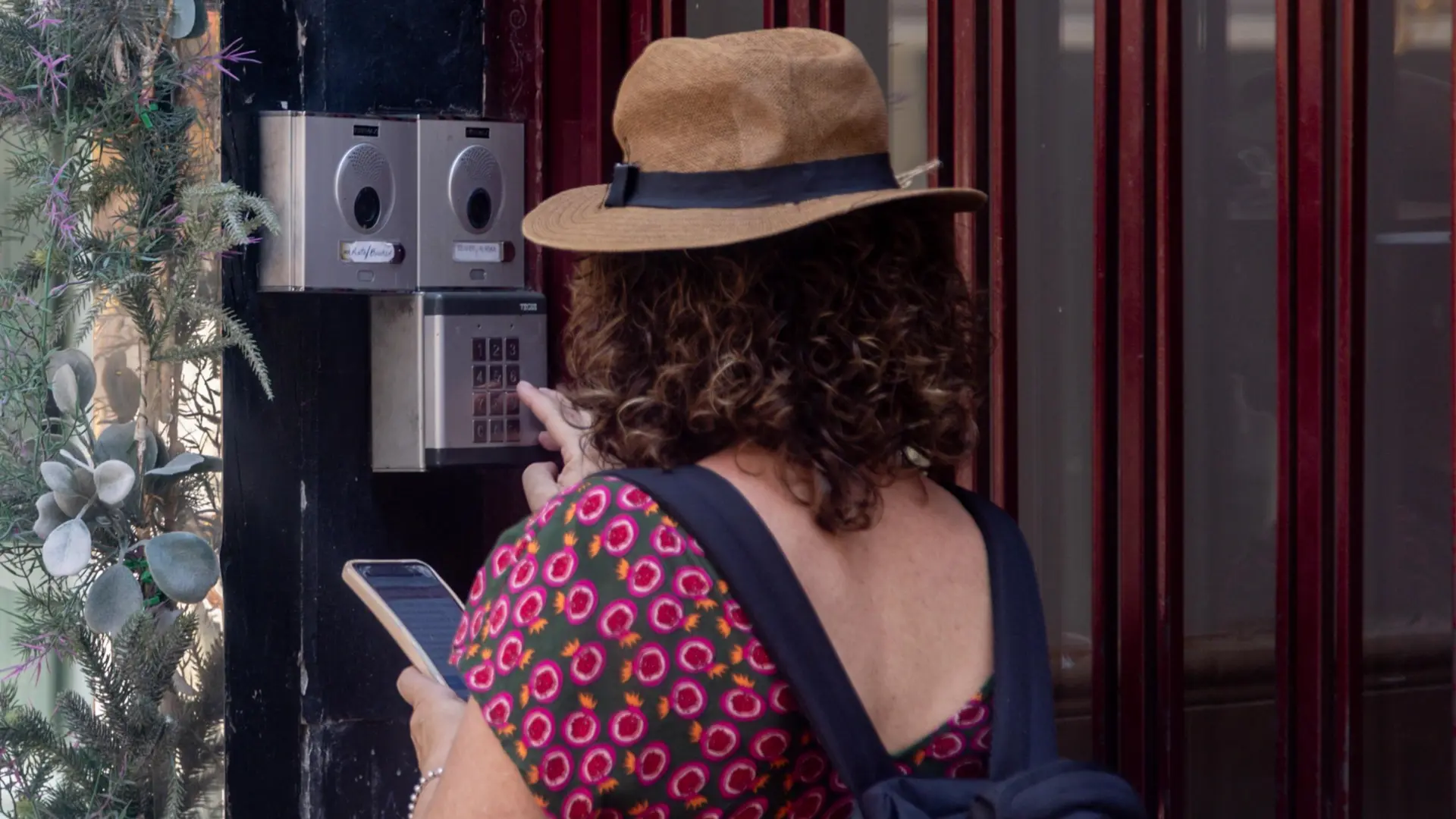 Una mujer accede en uno de los pisos turísticos de Madrid.