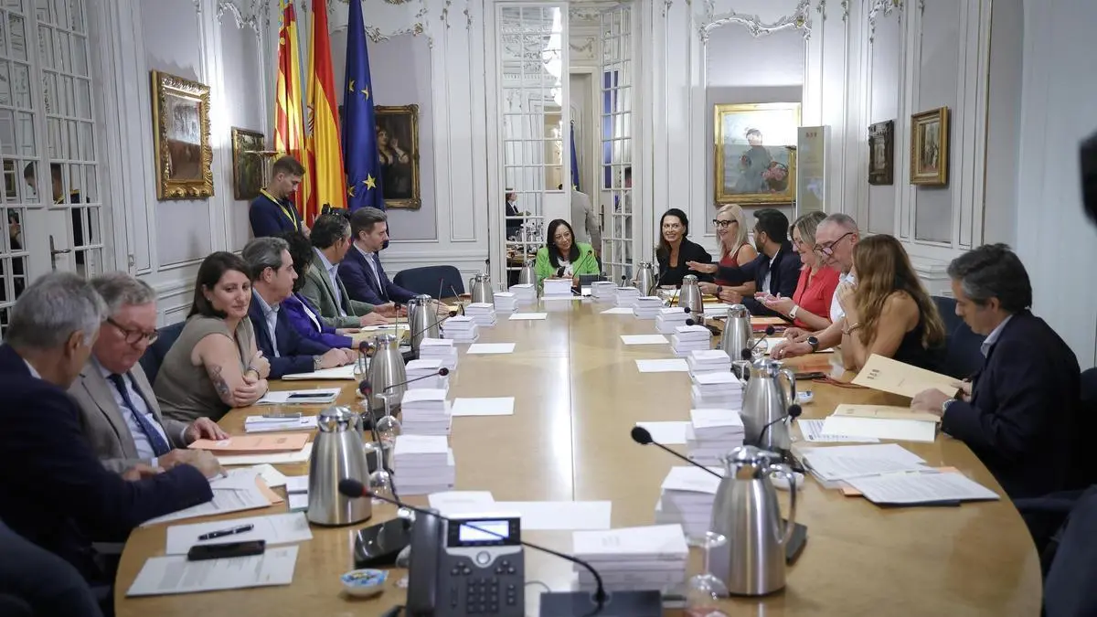 El Constitucional admite el recurso de Compromís contra la reforma exprés del Reglamento de las Corts
