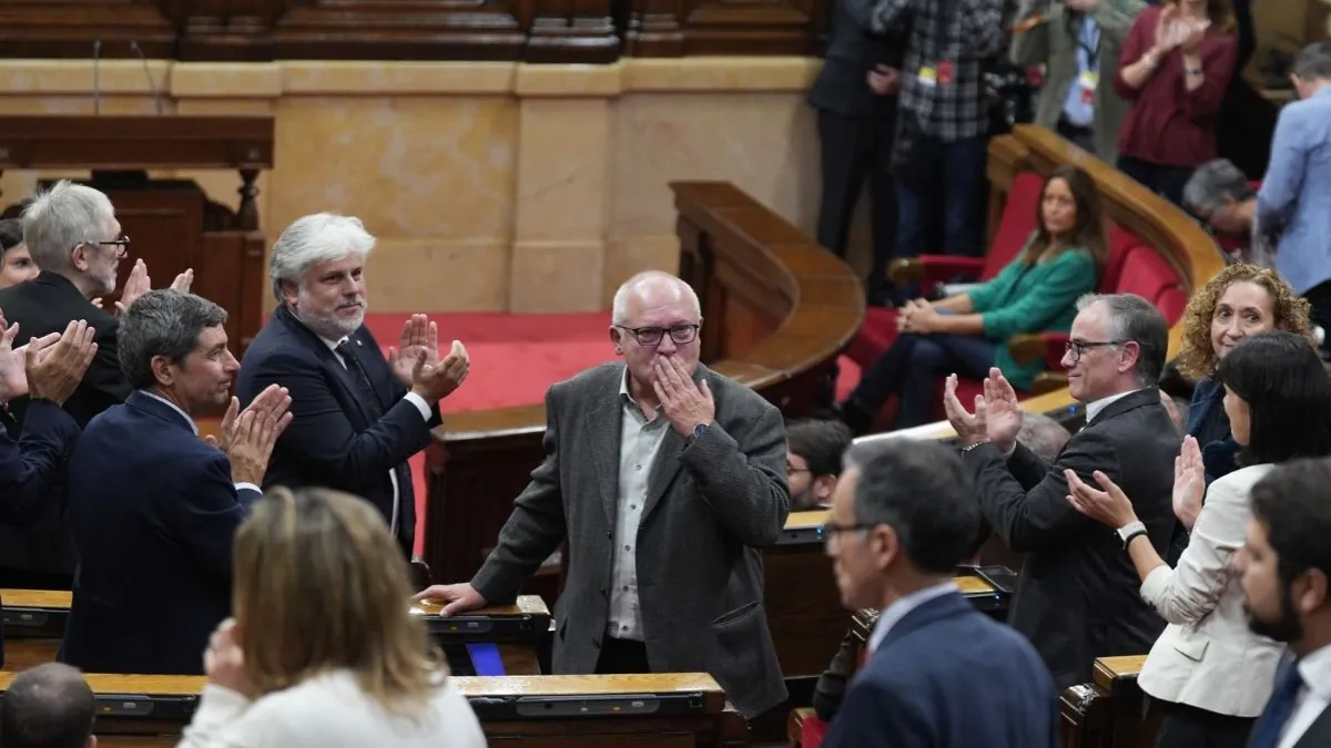 Puig (Junts) lamenta la ausencia de Illa en su regreso al Parlamento: «Me supo mal» El diputado de Junts y exconsejero Lluís