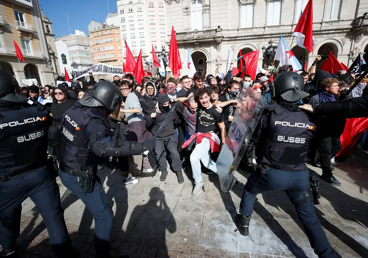 A CORUÑA, 21/10/2026.- Cargas policiales con los asistentes a una concentración denominada antifascista con más de un millar