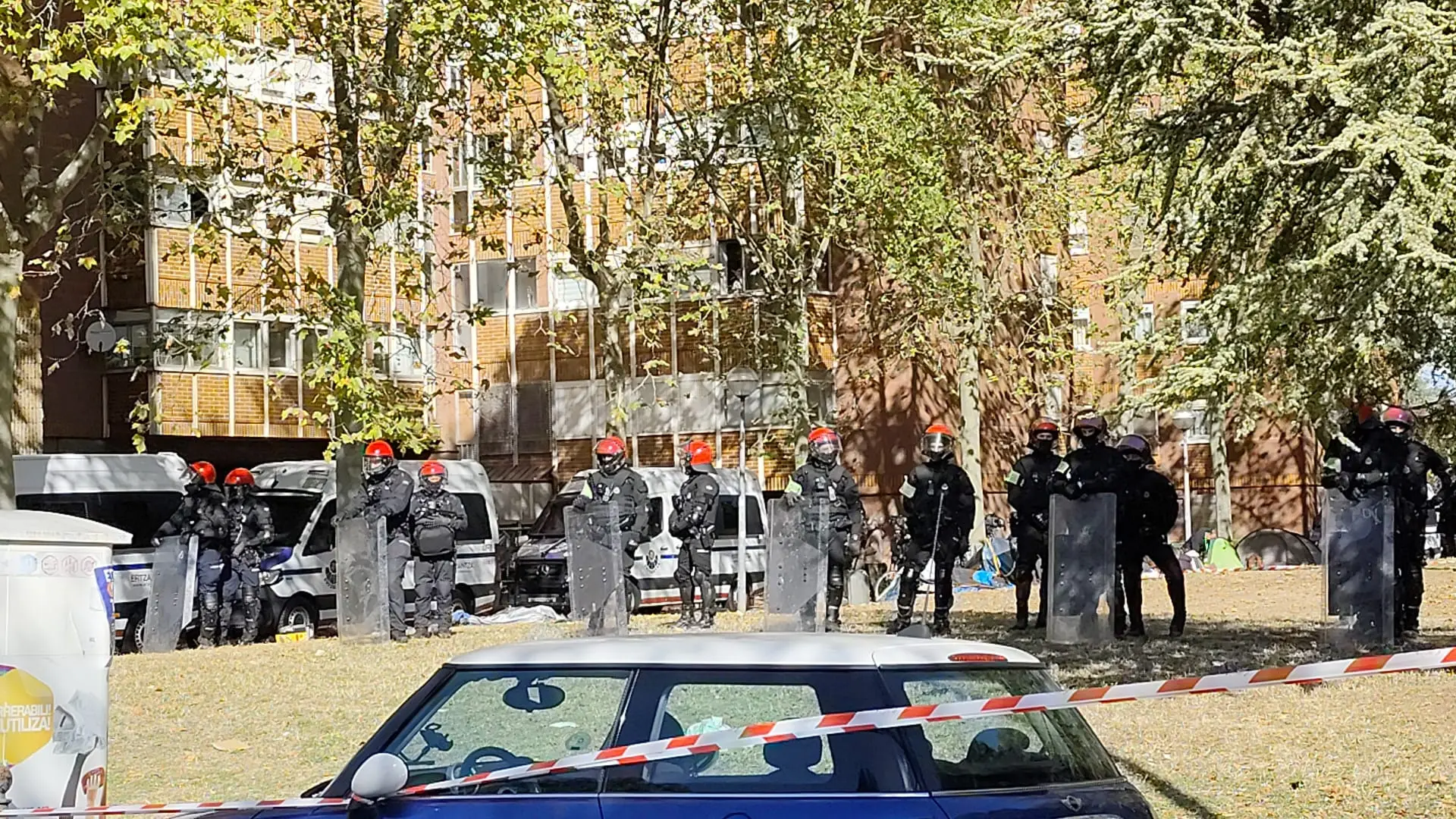 La Ertzaintza moviliza agentes de todo el País Vasco para un desahucio en Vitoria con al menos dos detenidos