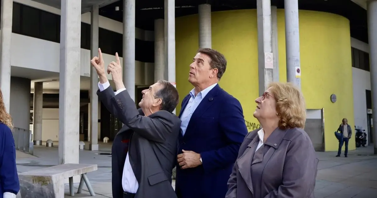 Abel Caballero recibe abucheos en Vigo mientras presume de su balance de vivienda junto a Besteiro