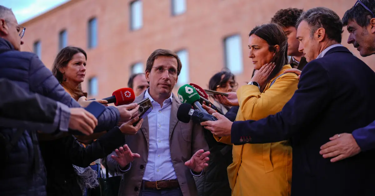 Almeida pide al delegado disolver la acampada para poder dar solución a los sintecho instalados en Sol