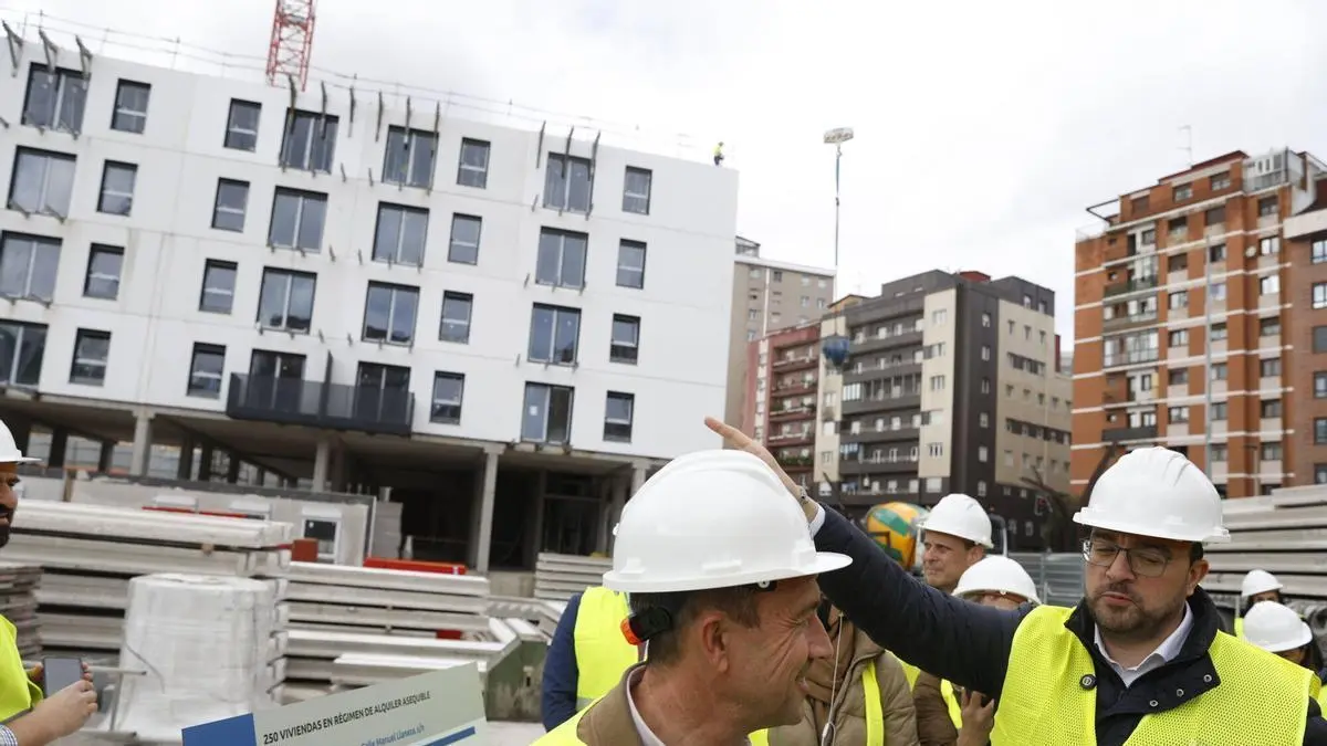 Ovidio Zapico califica de “error garrafal” la venta de decenas de miles de viviendas públicas en Asturias