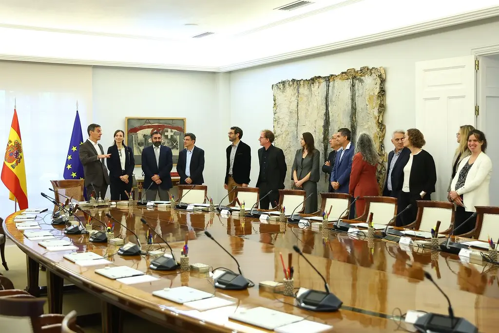 Pedro Sánchez mantiene un encuentro con investigadores e investigadoras del programa ATRAE (22/10/26)