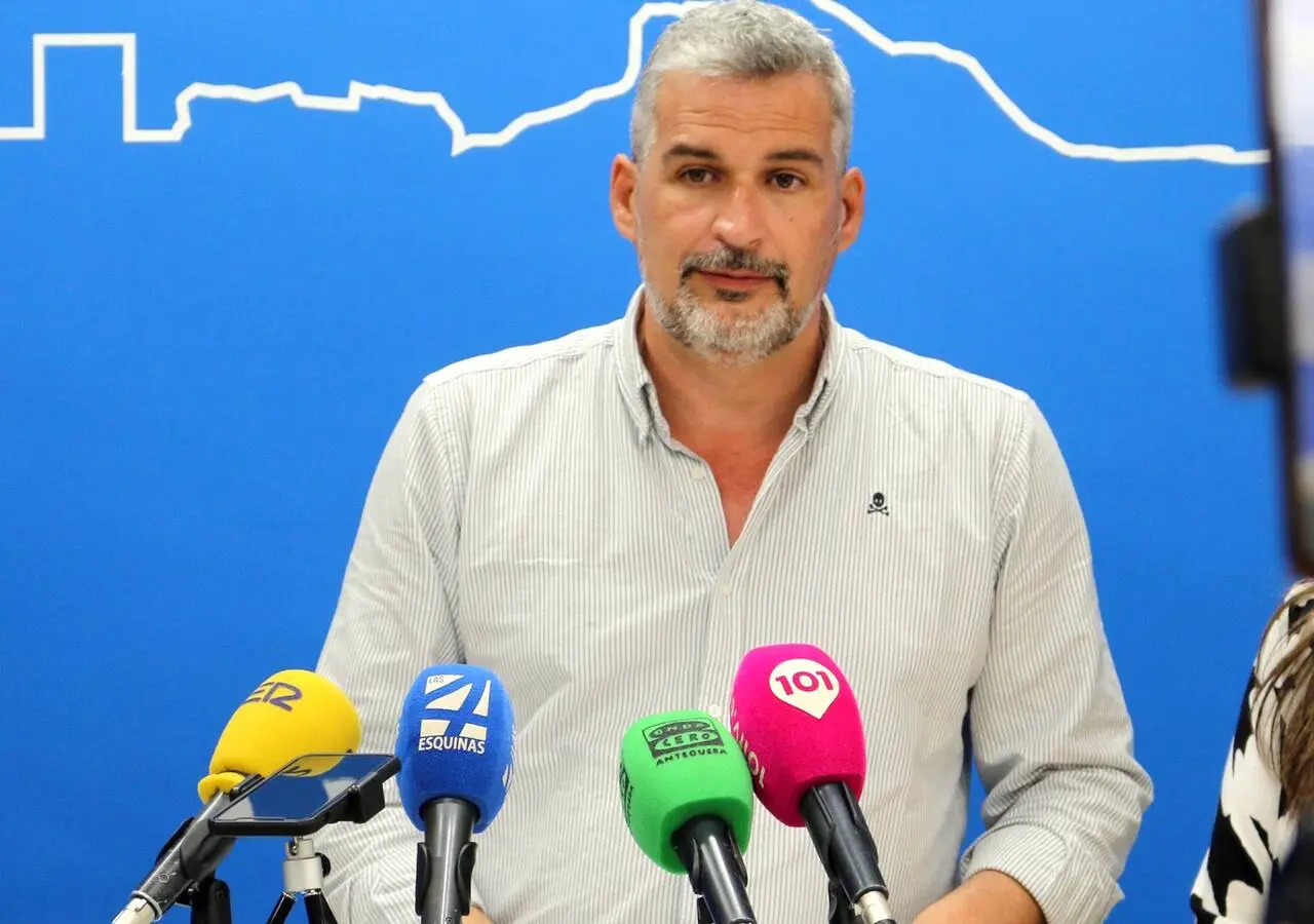 Ángel González, en rueda de prensa en la sede del PP de Antequera / Fernando González