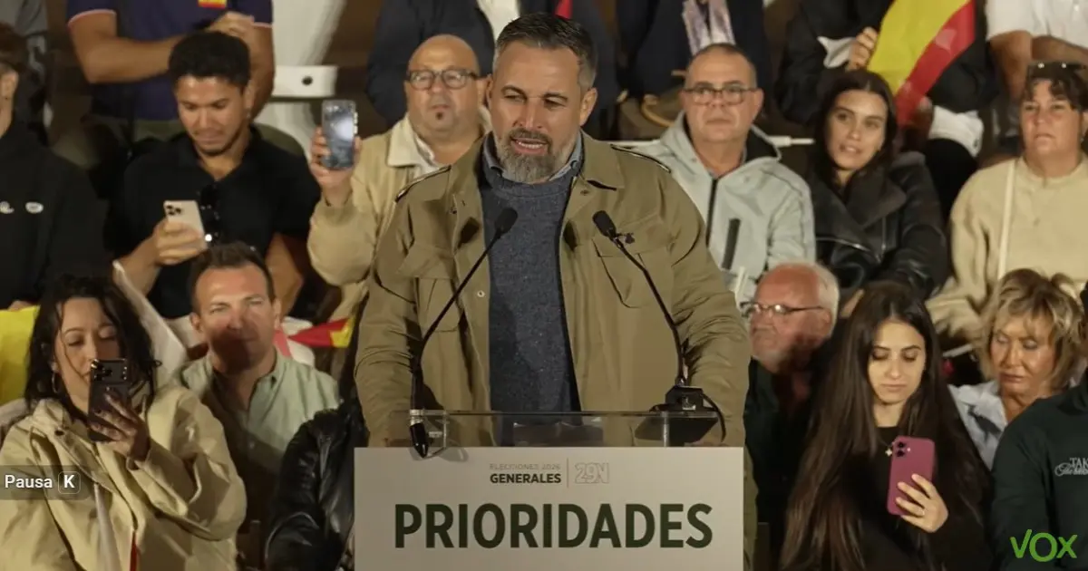 Abascal tacha de “milicias de Sánchez” a quienes protestaban junto a su mitin en Mahón