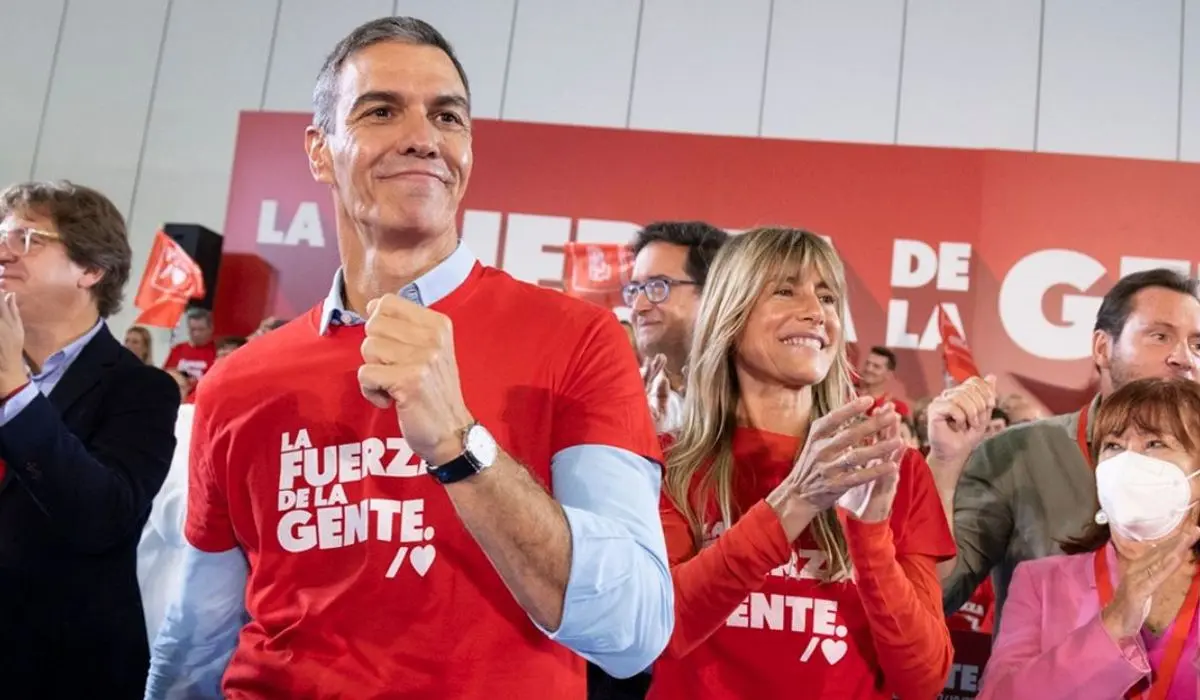 Pedro Sánchez y Begoña Gómez en una acto de precampaña